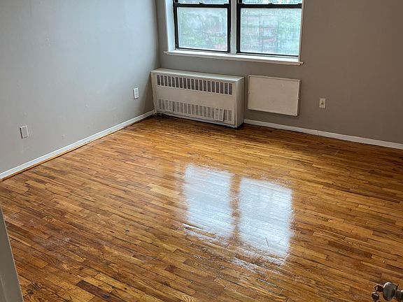3rd image of 107 Van Cortlandt Park Ave 6cc-flr 6