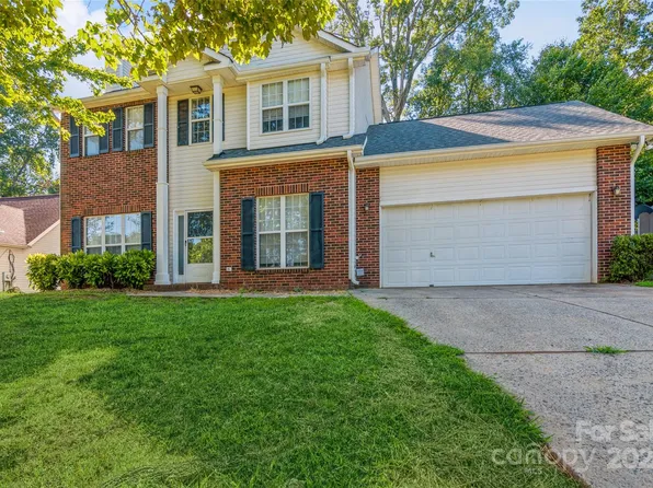 912 Jordans Pond Ln, Charlotte, NC 28214