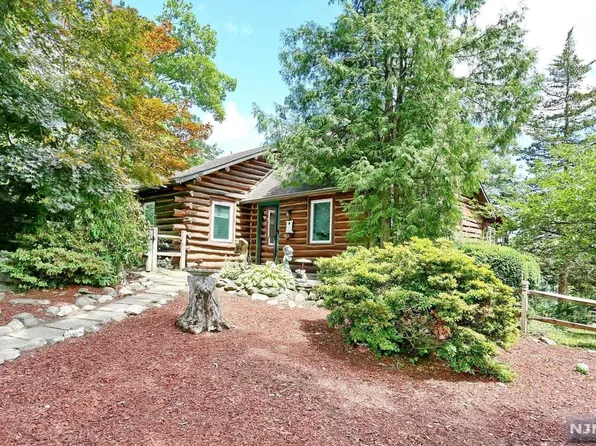 18 High Point Ln, Ringwood, NJ 07456