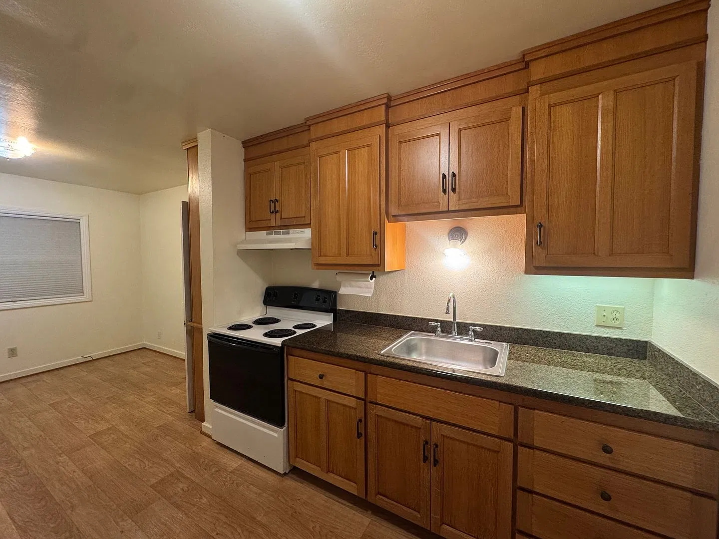 560 G ST — Photo 4