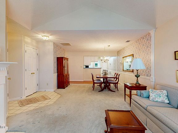 3rd image of 3827 Greenhurst Dr