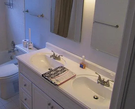 Bathroom with tub/shower
