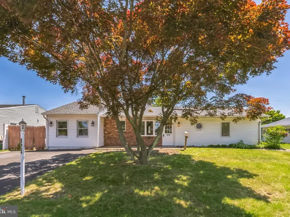 124 Pinewood Dr, Levittown, PA 19054