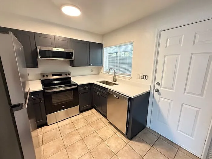 137 Garden Dr — Photo 2