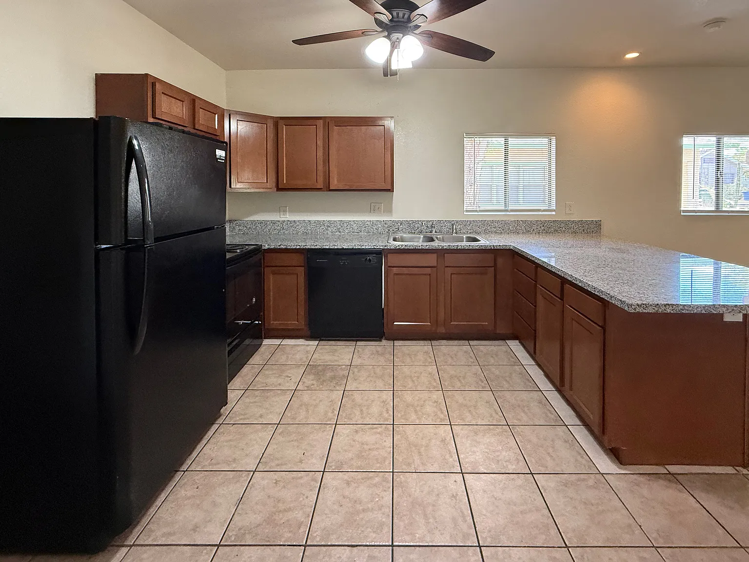 5 bed, 1432 sqft, $3,575 — Photo 2