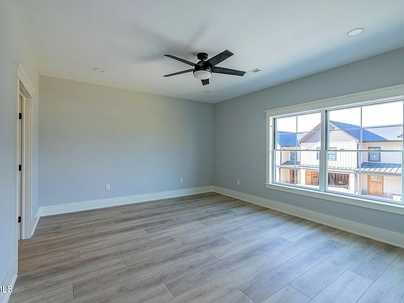 5th image of 1036 Cummings St #5