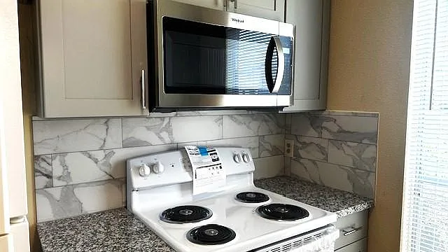 2 bed, 1012 sqft, $1,650 — Photo 3