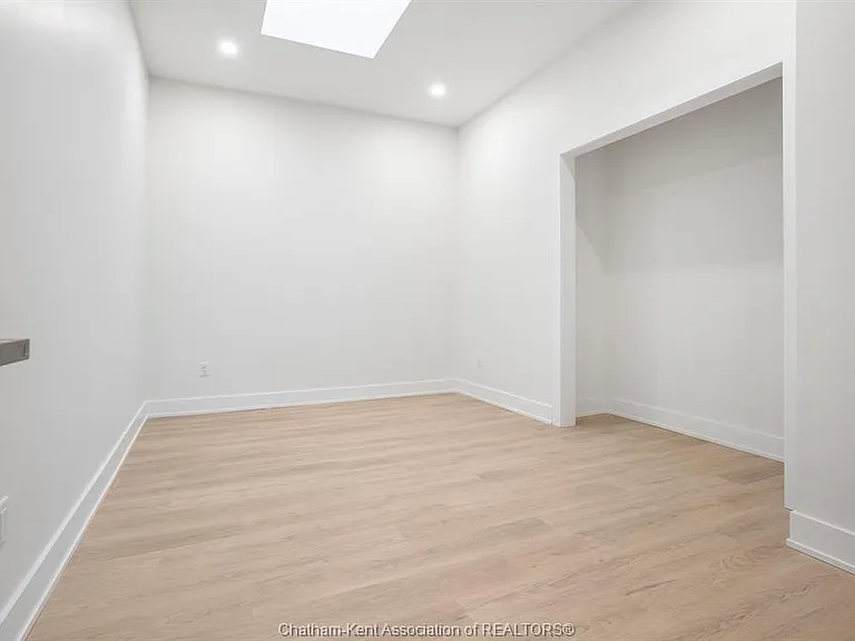 153 King St W #7 — Photo 11