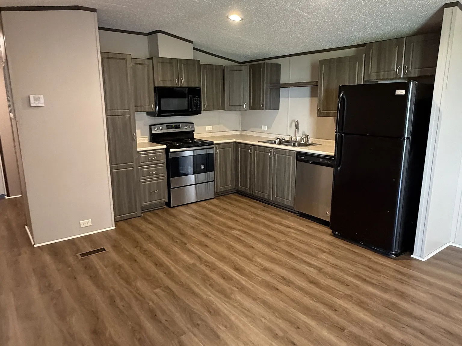 2516 Dana Cir — Photo 2