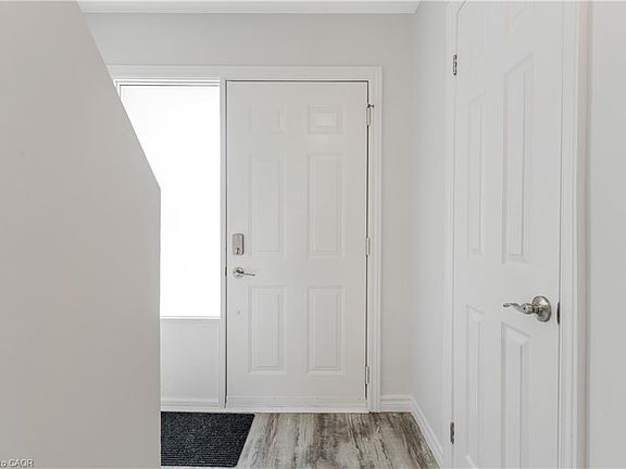 5th image of 441 Victoria Rd N