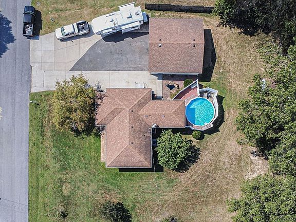 4th image of 235 Wyndotte Way