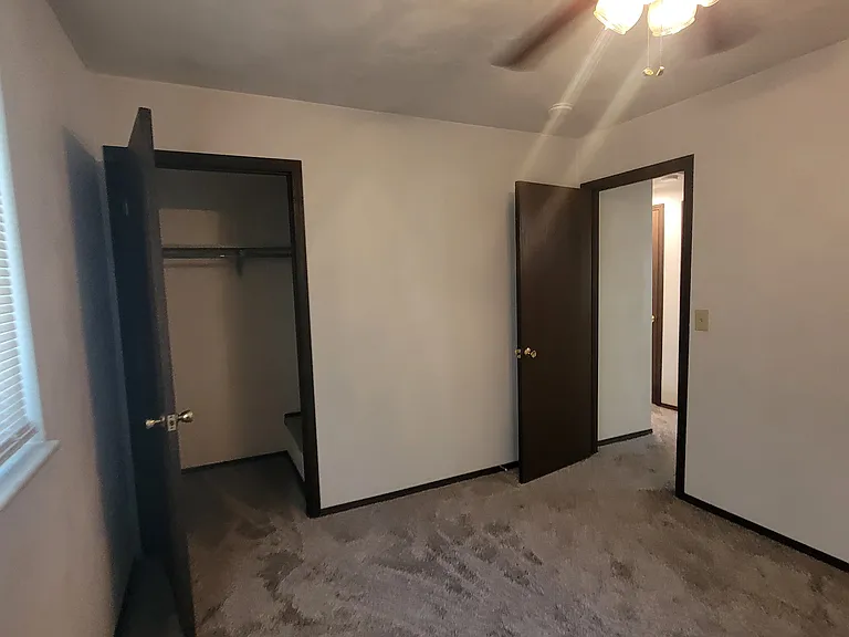 922 E Illinois St — Photo 15