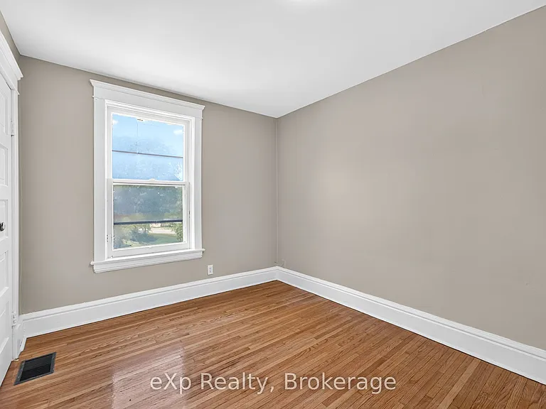 31 Waterloo St S — Photo 10