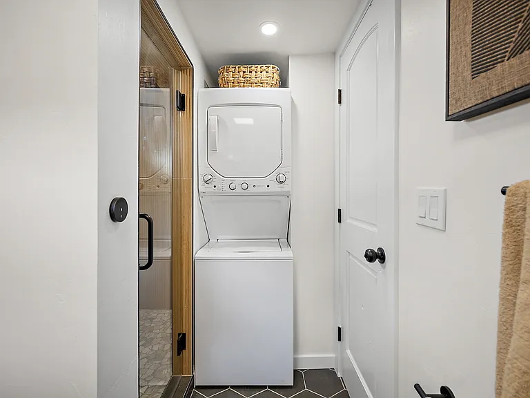 107 Lake Dr E — Photo 21