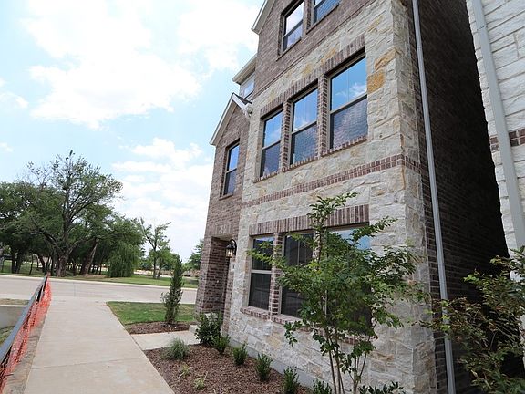 3rd image of 833 Tennessee Dr