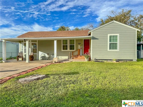 1306 E Mesquite Ln, Victoria, TX 77901