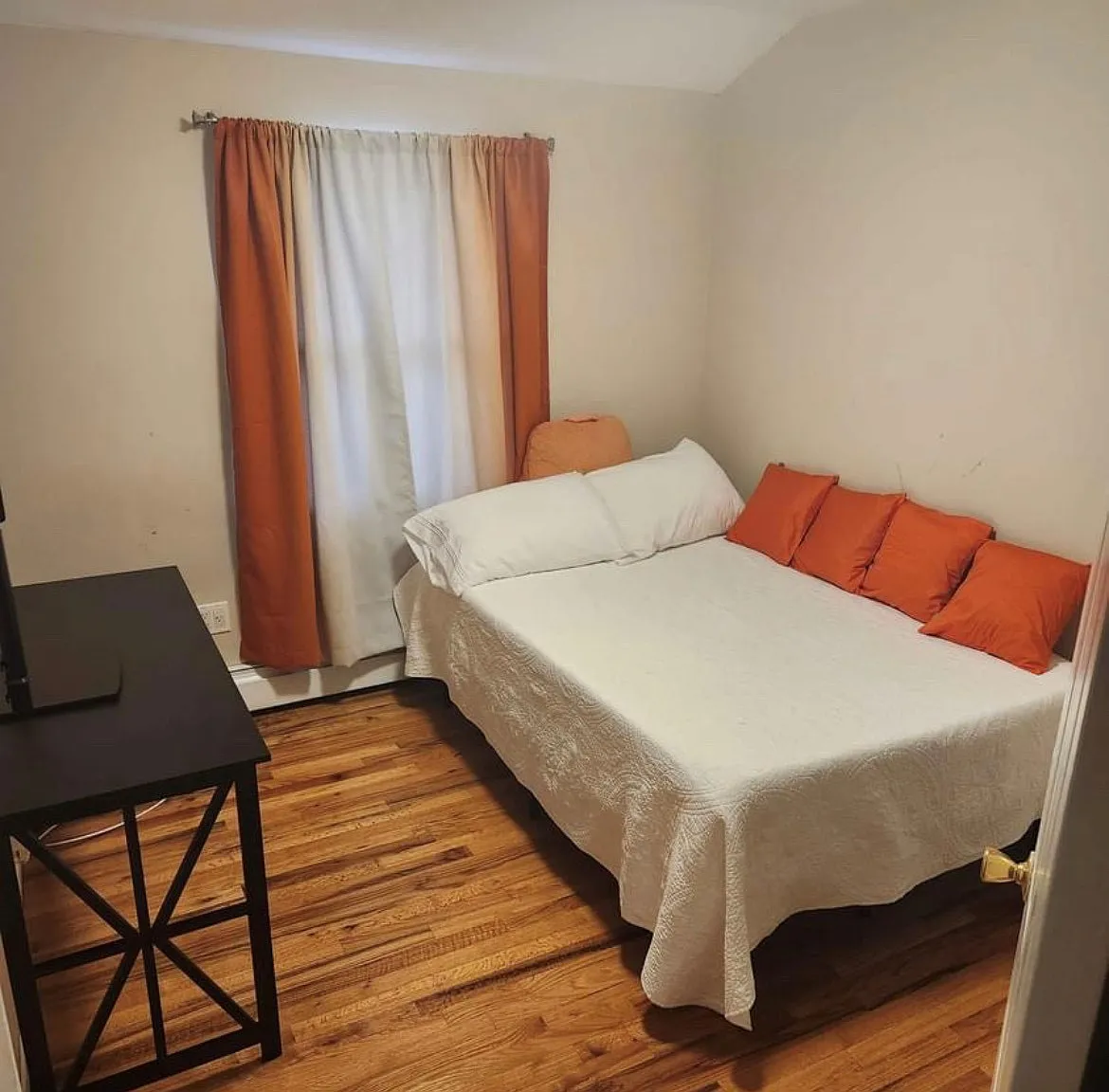 1 bed, 100 sqft, $1,000 — Photo 1