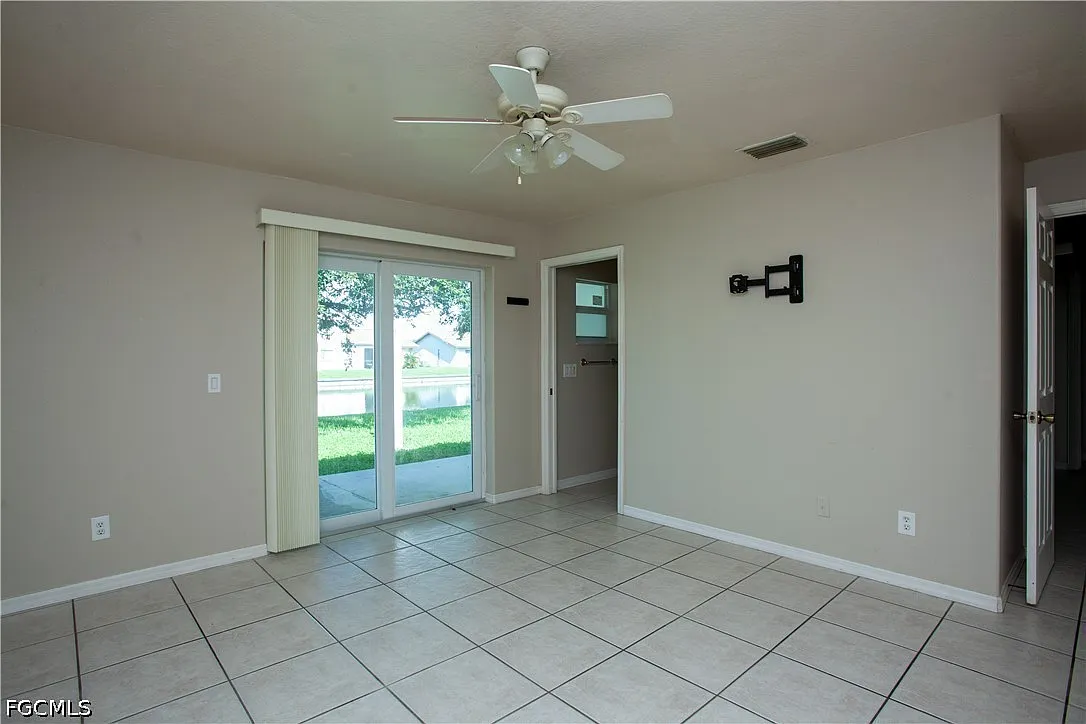 3 bed, 2.0 bath, 2440 sqft, $2,000 — Photo 3