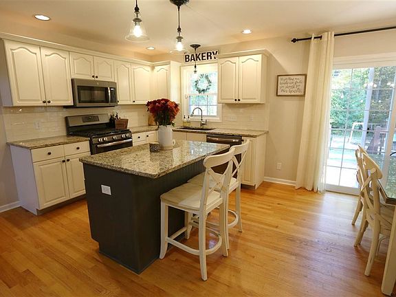 3rd image of 5 Fox Hollow Cir