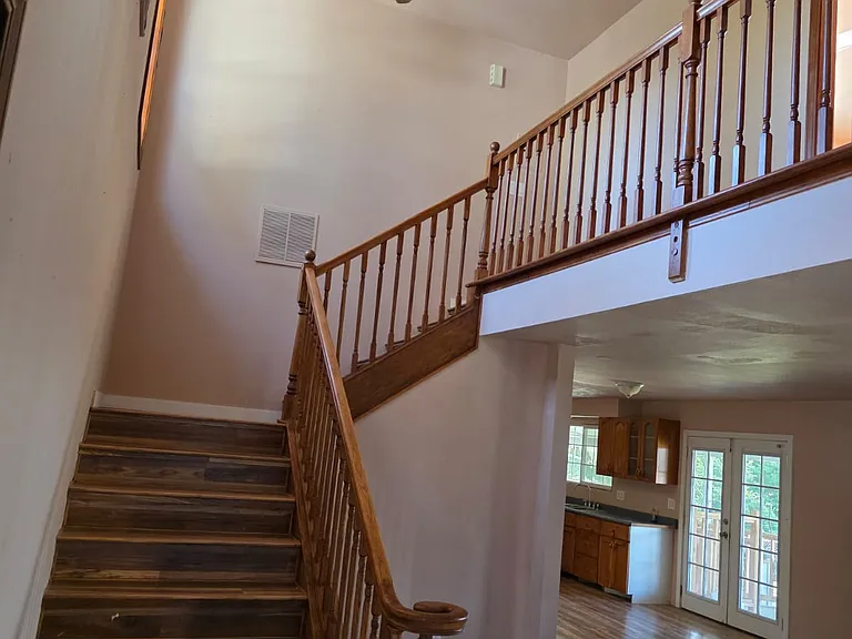 1406 Valley View Dr — Photo 4