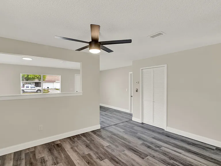 120 W Towne Pl — Photo 14