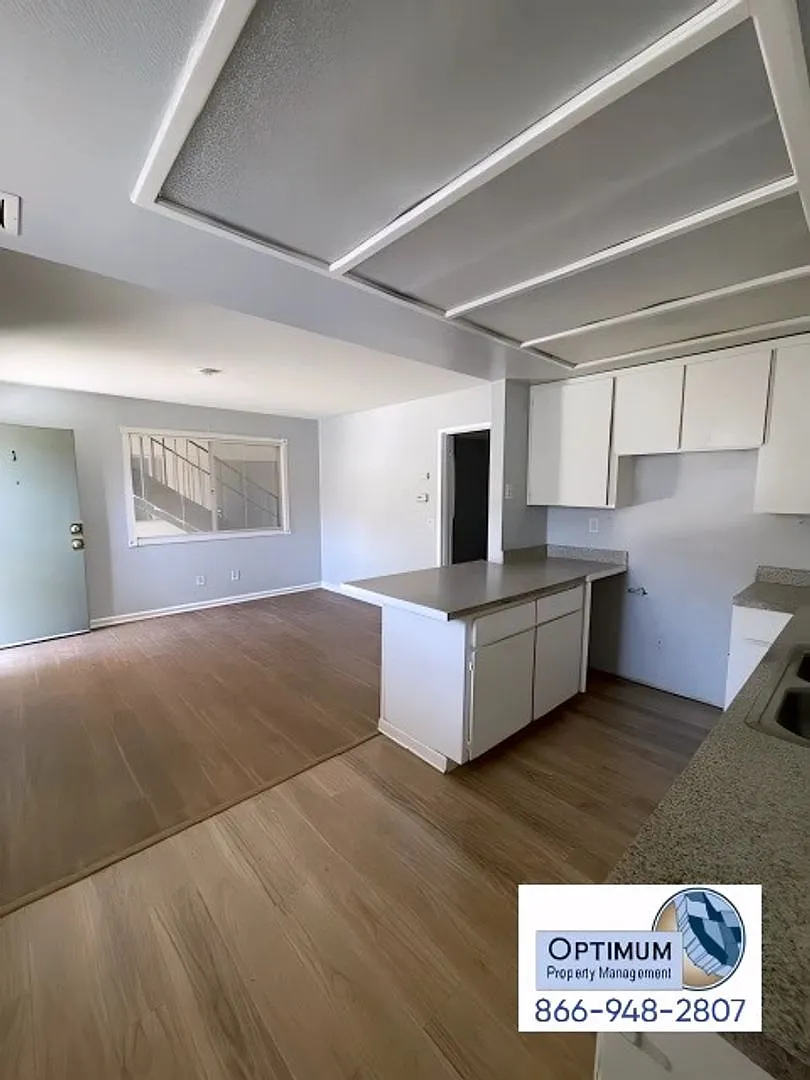 Charming 1 Bed / 1 Bath Downstairs Unit Garage, Parking, Central HVAC! — Photo 1