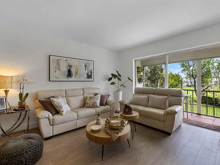 950 Hillcrest Dr #212 — Photo 7