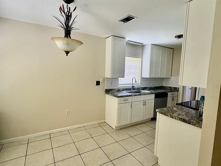 3307 NW 18th St — Photo 4