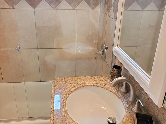 3rd image of 817 Island Ct Unit B