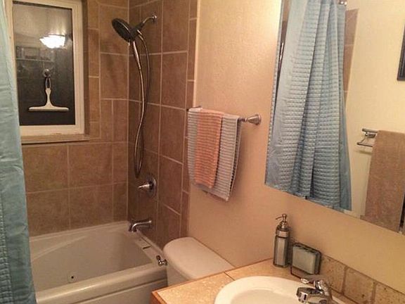 Upstairs Full Bathroom