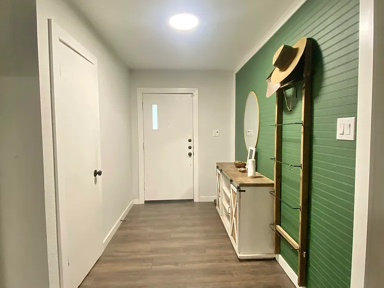 2514 Vernon St — Photo 2