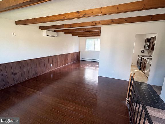 3rd image of 745 Pomander Ave