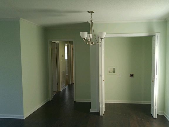 5th image of 402 Peterson Ln