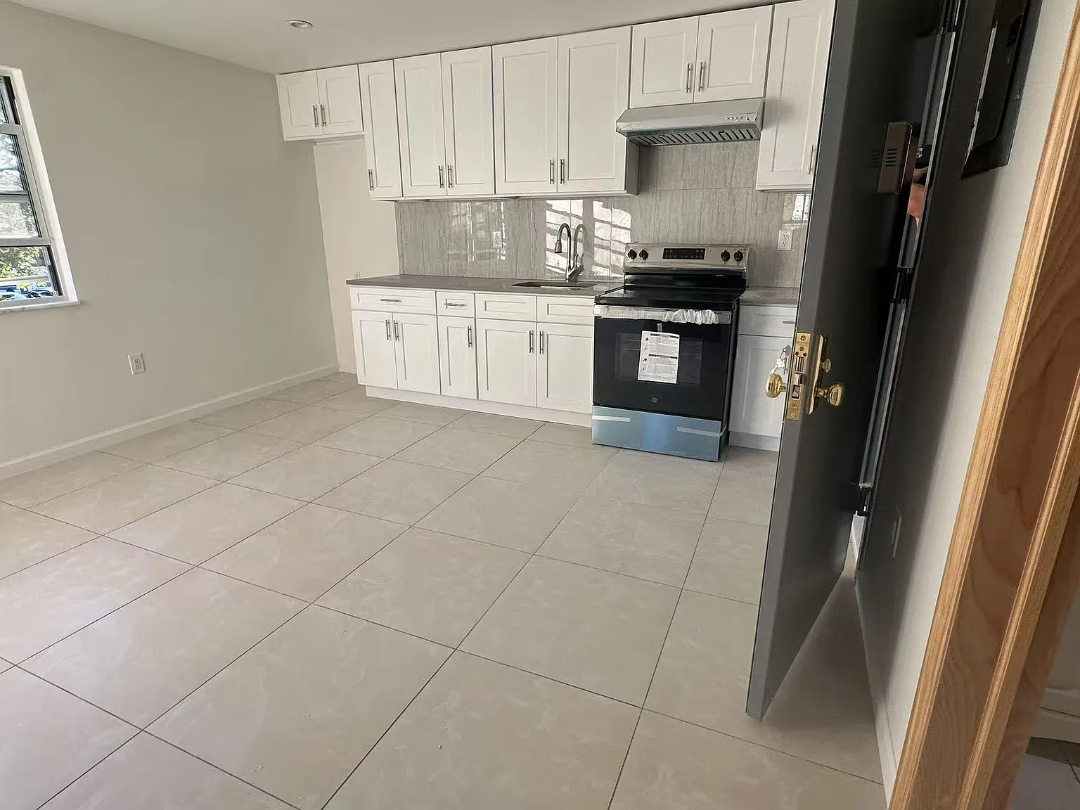2 bed, 650 sqft, $2,700 — Photo 2