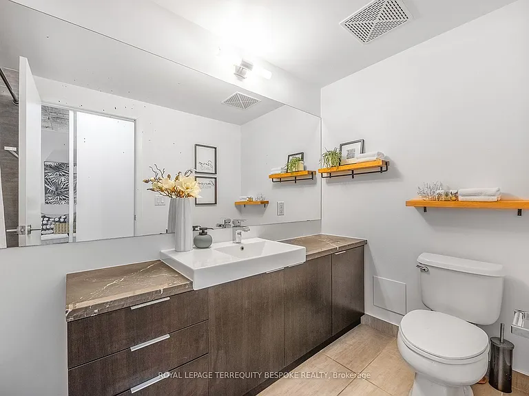 478 King St W #202 — Photo 21