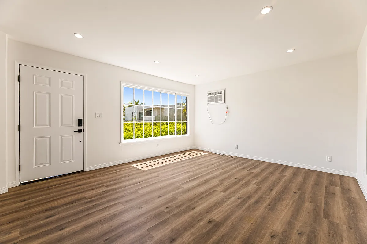 Building Photo - 801 S Burnside Ave #1