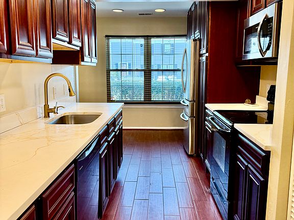 3rd image of 4013 Parkwood Ct