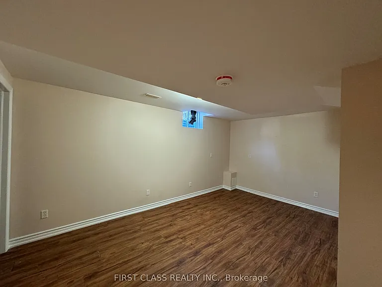 3162 Caulfield Cres #BASEMEN — Photo 10