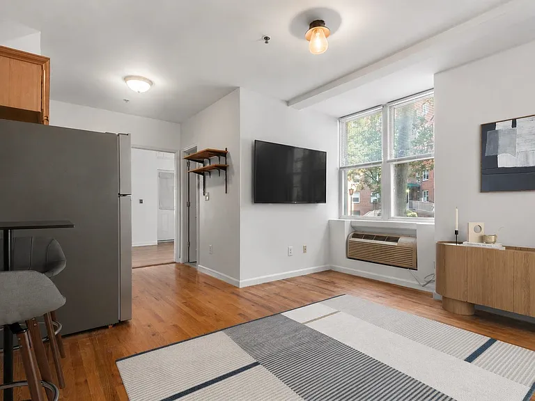 734 Adams St #1B — Photo 2