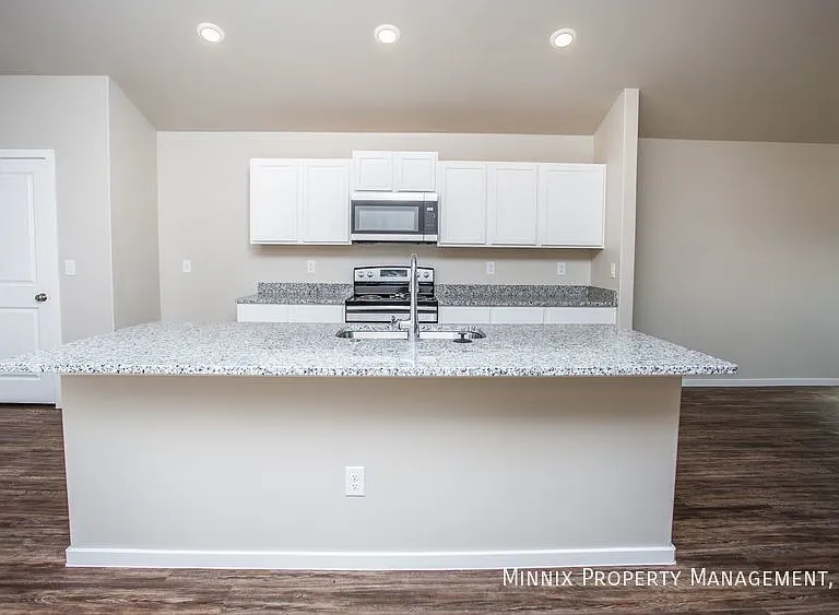 2027 Kenwood Ave — Photo 12