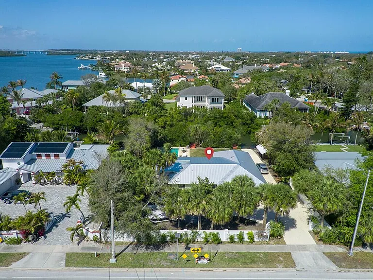527 E Causeway Blvd — Photo 26