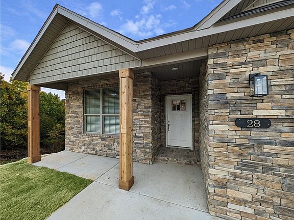3rd image of 28 Dillow Cir