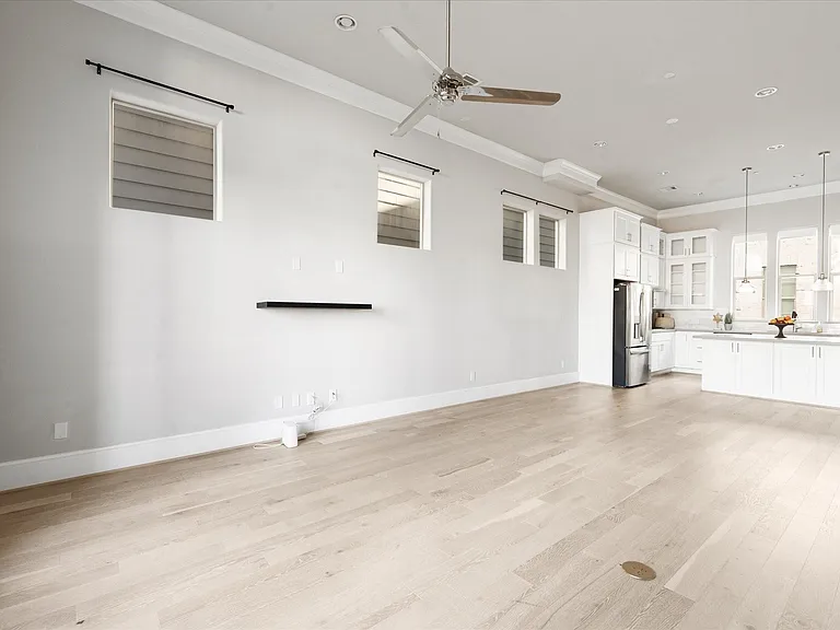 1005 Saint Charles St — Photo 17