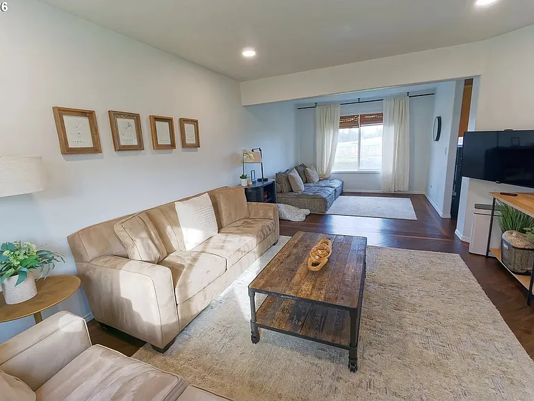 Living room, fully furnished