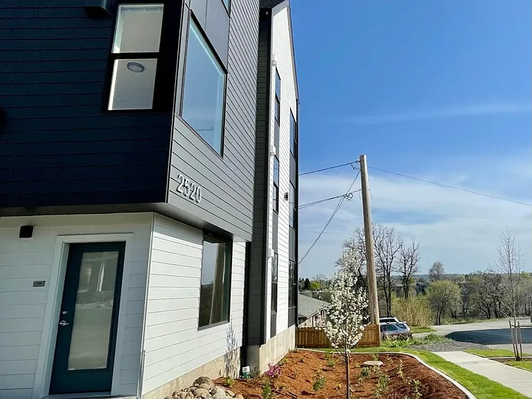 2520 N Regal St — Photo 23