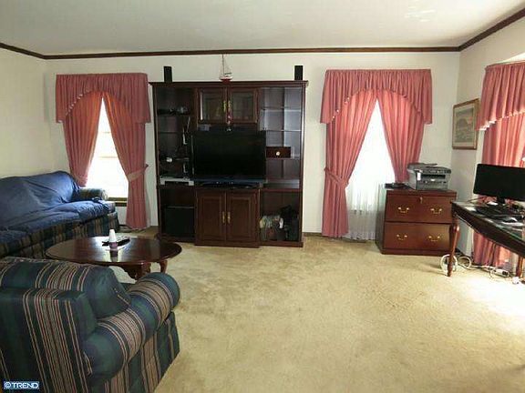 3rd image of 23 Bradford Ln