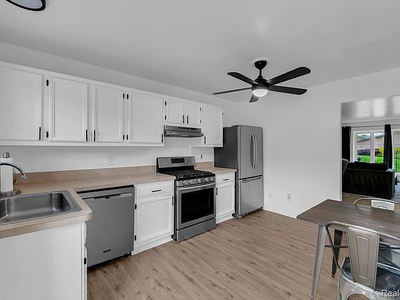 5th image of 29454 Scarborough Dr