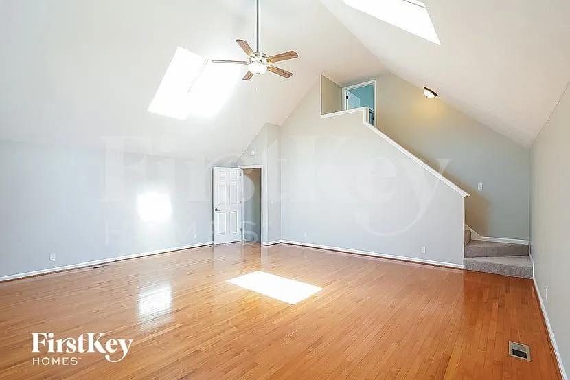 4 bed, 3.0 bath, 2776 sqft, $3,075 — Photo 2