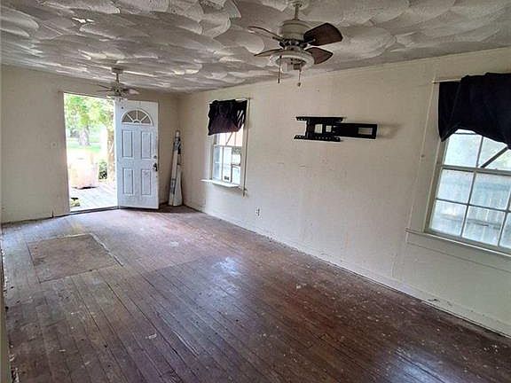 3rd image of 207 Crestwood Cir