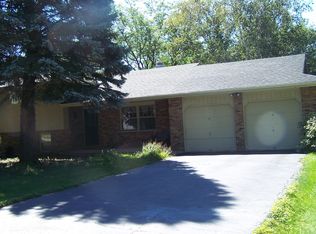 6907 Meadow Dr, Crystal Lake, IL 60012